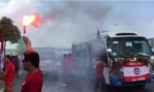 Hai Phong fans set off flares and scattered hell money on Hanoi streets 3