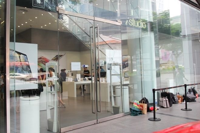 'Black market' right outside the store selling iPhone 6s in Singapore 0