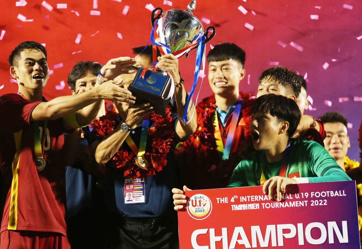 Vietnam U19 captain fell while lifting the Cup 0