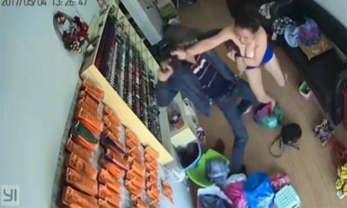 The video of the female nail salon owner fighting back against the robber has been viewed for many weeks 3
