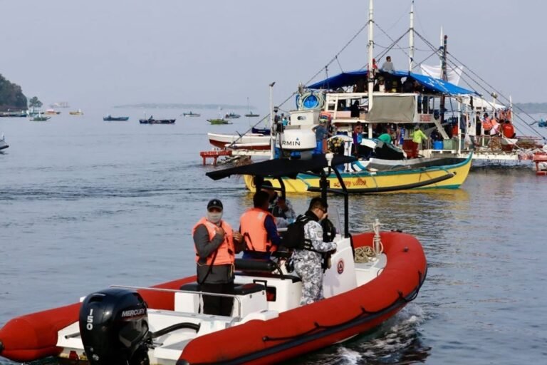 Philippine navy ships escort fishermen to Scarborough 2