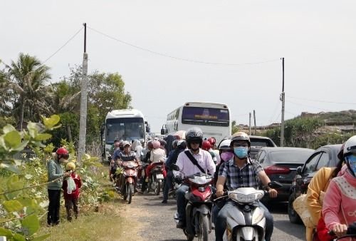 Tourists are crowded in Phu Yen during the holidays 1